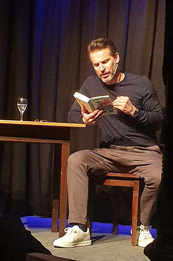 Buchpräsentation von Gloria Gray im "Wirtshaus zum Schlachthof" (©Foto: Daniela Schwan)